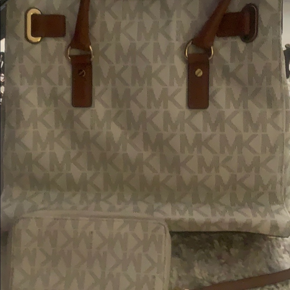 Authentic Michael Kors handbag and wristlet - Picture 2 of 3